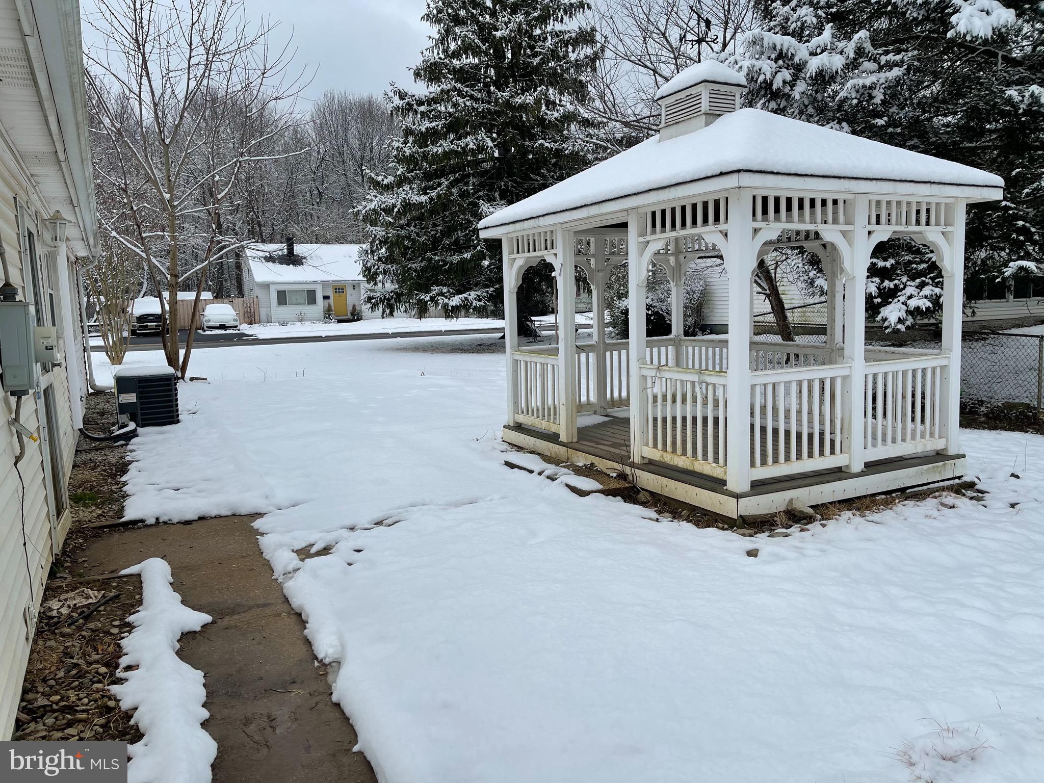 135 Garrett Road Newark, DE 19713 - Photo 32 of 32 a front view of a house with a garden