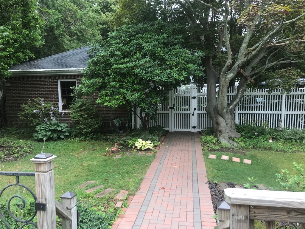 239 West Main Road Middletown, RI 02842 - Photo 3 of 50
