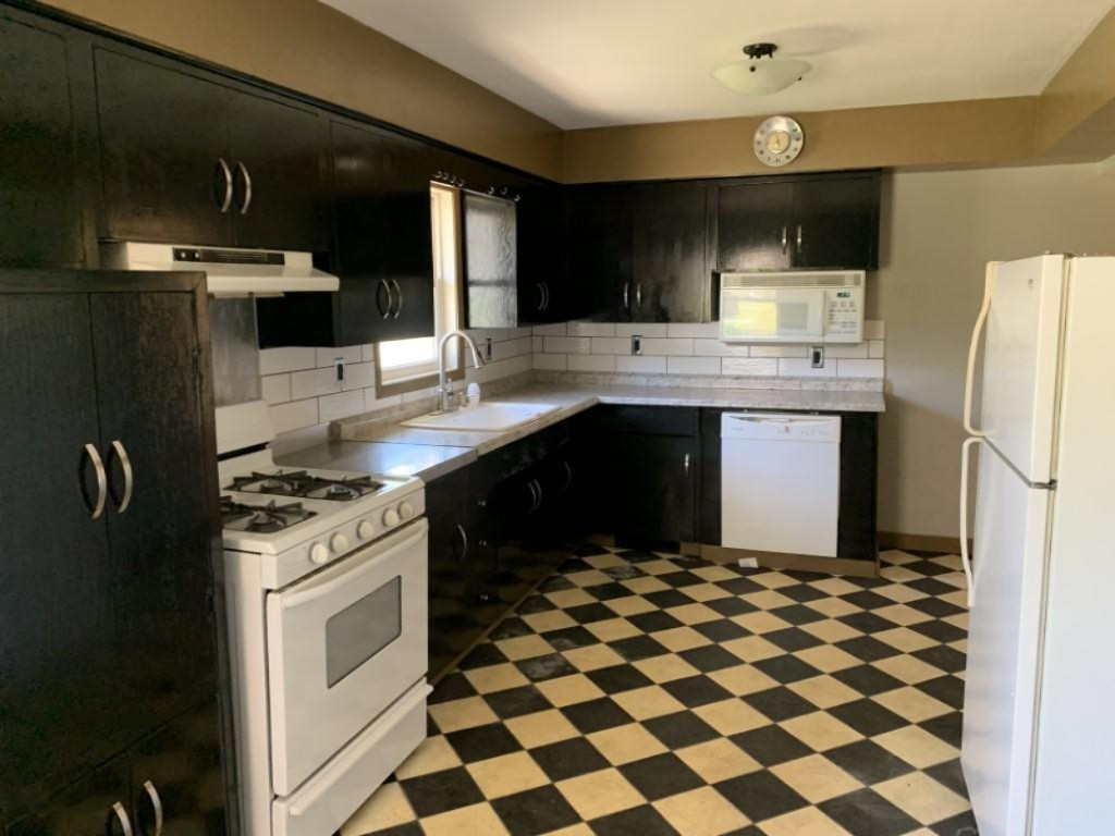 921 Andree Road Muskegon, MI 49445 - Photo 3 of 36 3