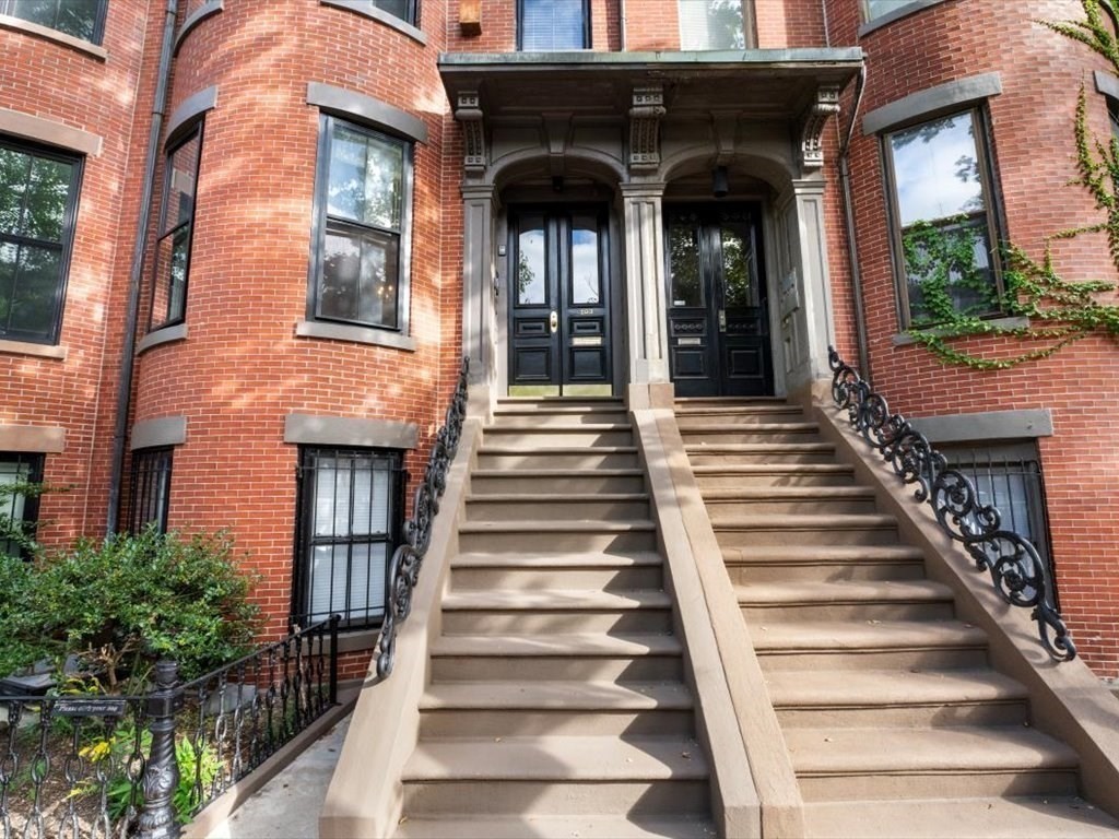 a view of entryway with a front door