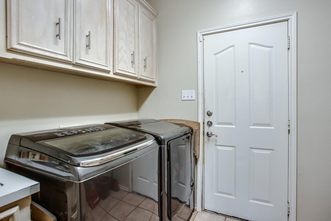 6032 79th Street Lubbock, TX 79424 - Photo 10 of 19 a utility room with dryer and washer