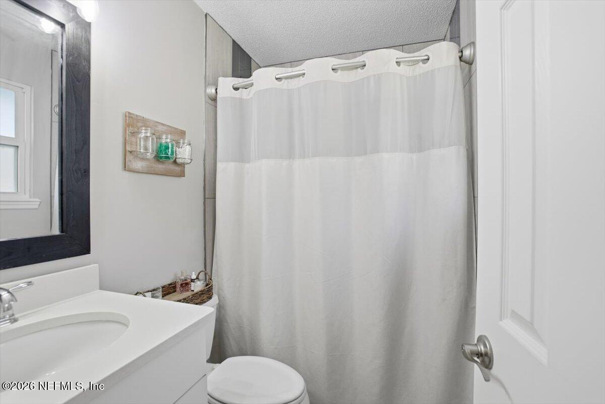 2822 Eagle Point Road Middleburg, FL 32068 - Photo 15 of 29 09-Primary Bathroom