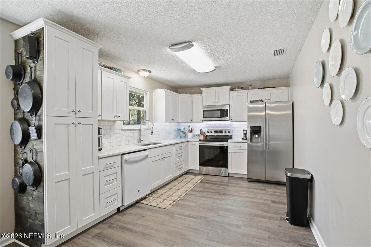 2822 Eagle Point Road Middleburg, FL 32068 - Photo 10 of 29 05-Kitchen