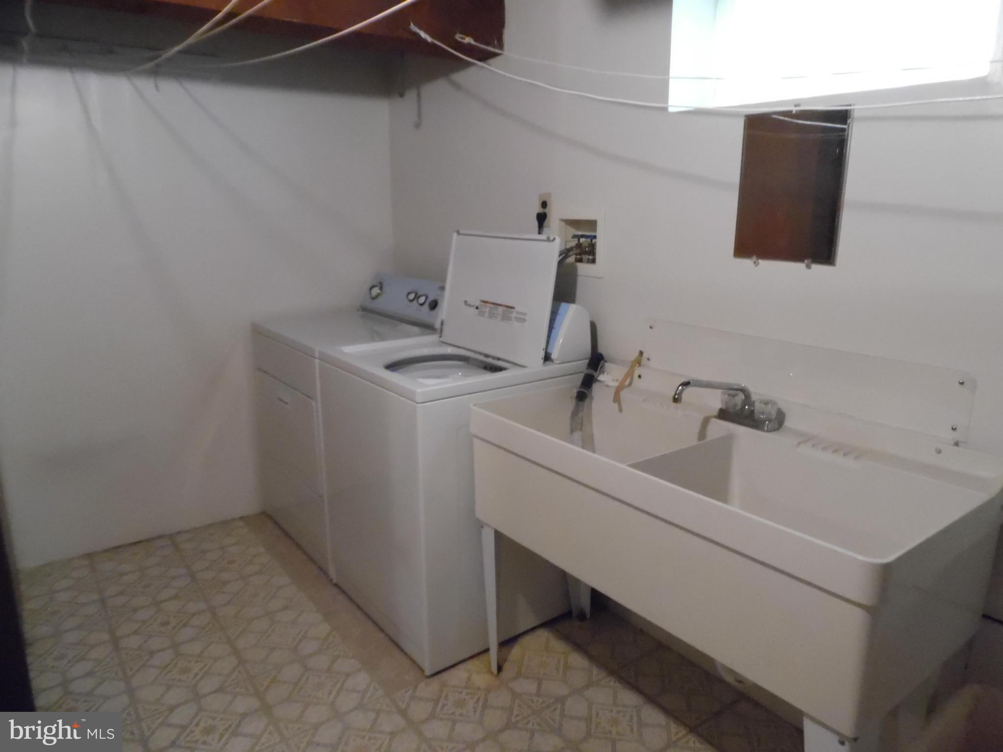 1800 Forrest Road Baltimore, MD 21234 - Photo 14 of 17 a utility room with dryer and washer
