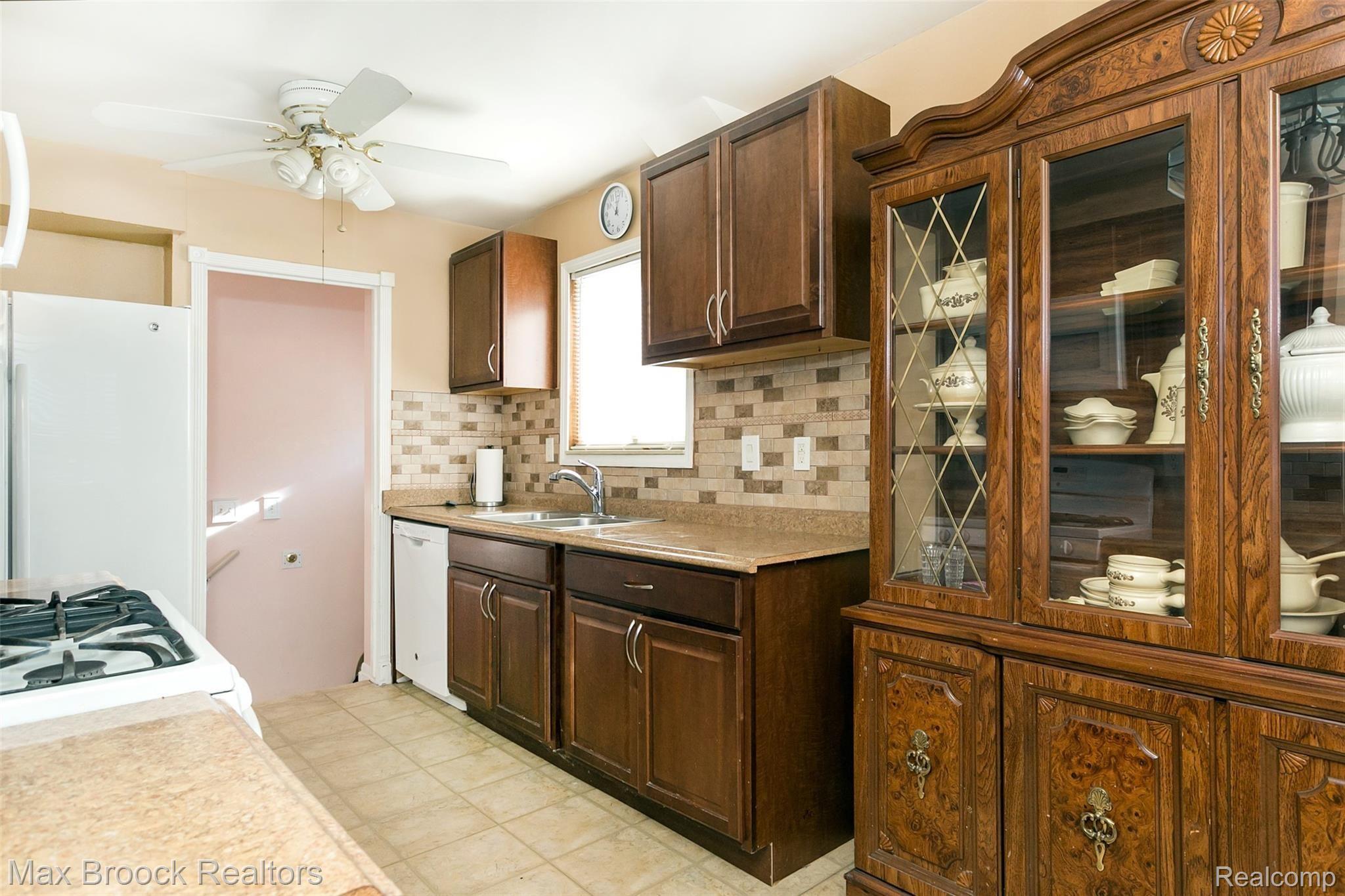 19152 Rensellor Street Livonia, MI 48152 - Photo 11 of 25 Rensellor-10.jpg
