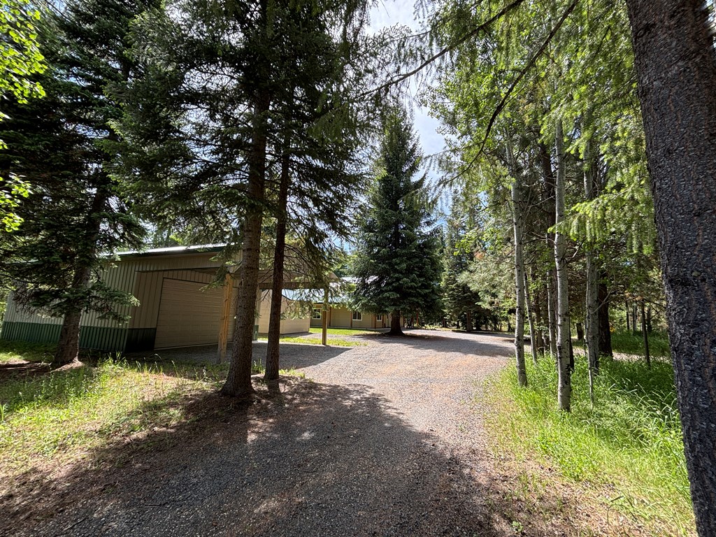 32 Shay Road Cascade, ID 83611 - Photo 5 of 40 Large circular driveway