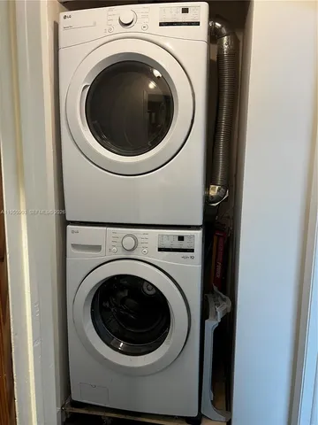 a close up view of a washer and dryer