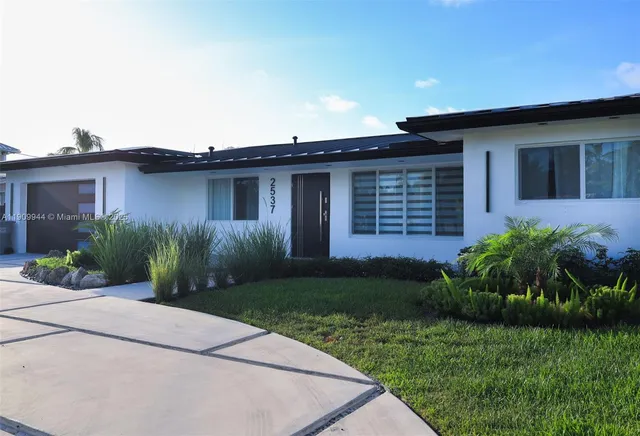 a view of a house with a yard
