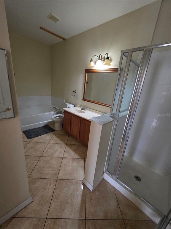 830 Neptune Pointe Lane Kissimmee, FL 34744 - Photo 8 of 10 a workspace with furniture and a shower