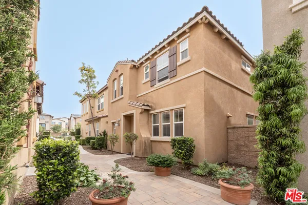 a view of a front of house with a yard