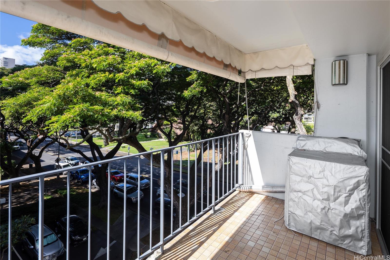 1615 Wilder Avenue, Unit 507 Honolulu, HI 96822 - Photo 15 of 20 a view of a balcony