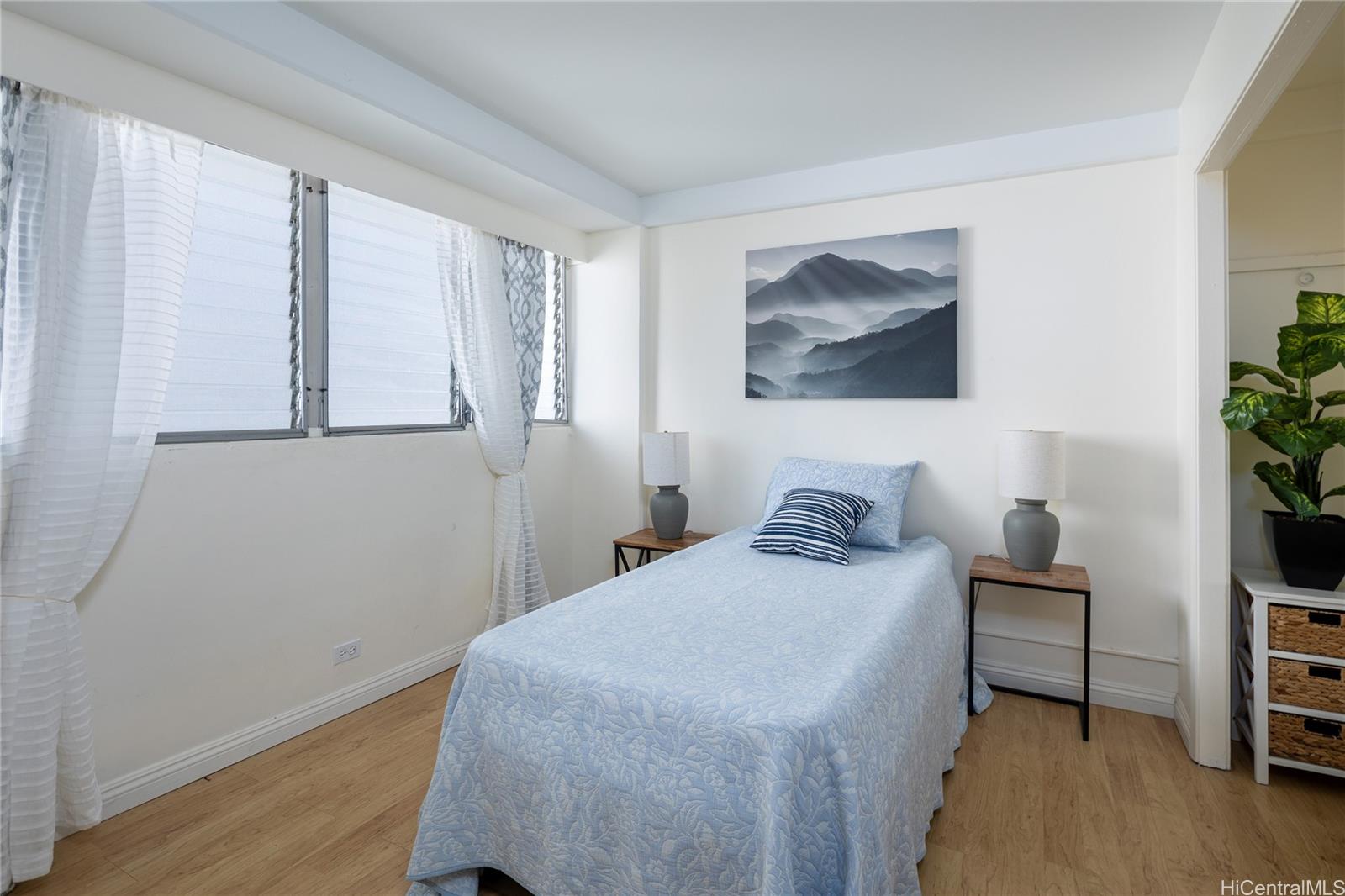 1615 Wilder Avenue, Unit 507 Honolulu, HI 96822 - Photo 9 of 20 a bedroom with a bed and a chair