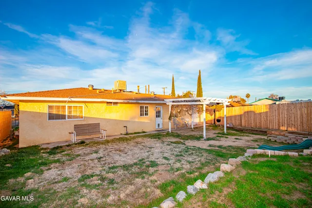 a view of a house with a backyard