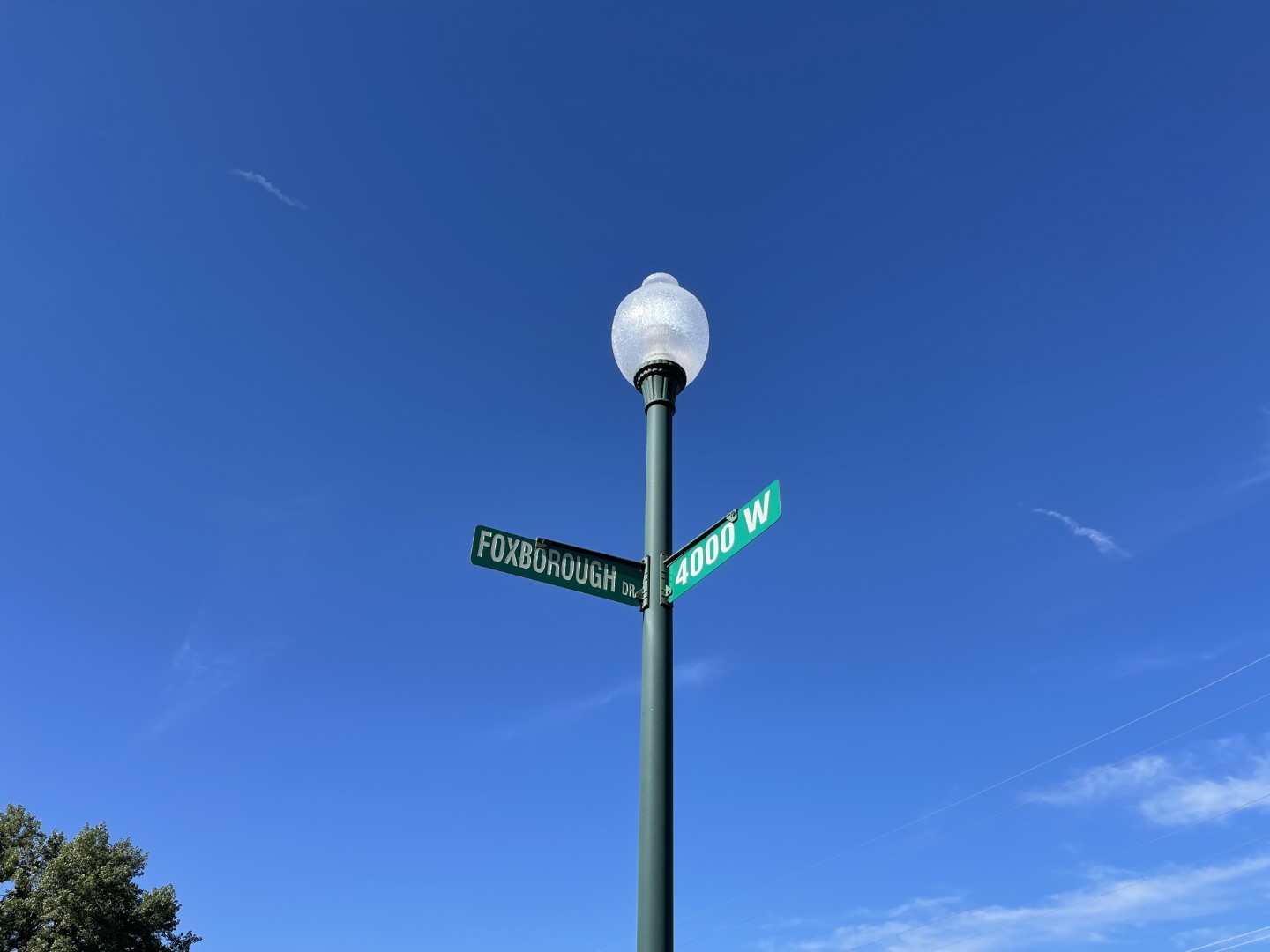 4052 Foxborough Drive Kankakee, IL 60901 - Photo 4 of 10 a view of a hallway with a wall and a potted plant