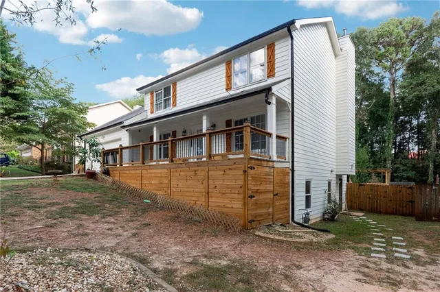 a view of a house with a yard