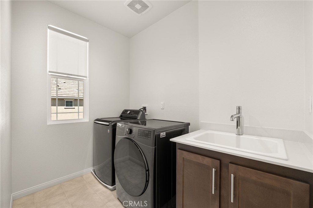 32461 Brunello Way Temecula, CA 92591 - Photo 23 of 46 a utility room with dryer and washer