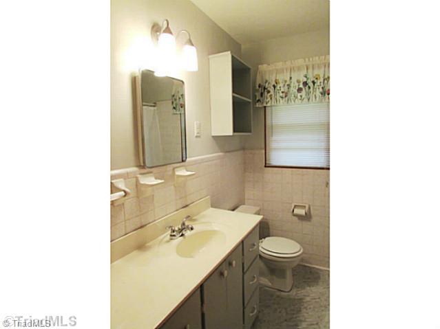 6075 Maple Springs Road Seagrove, NC 27341 - Photo 8 of 12 Bath.