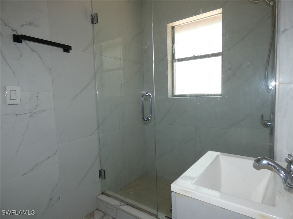 3817 Pearl Street Fort Myers, FL 33916 - Photo 13 of 21 a bathroom with a bathtub