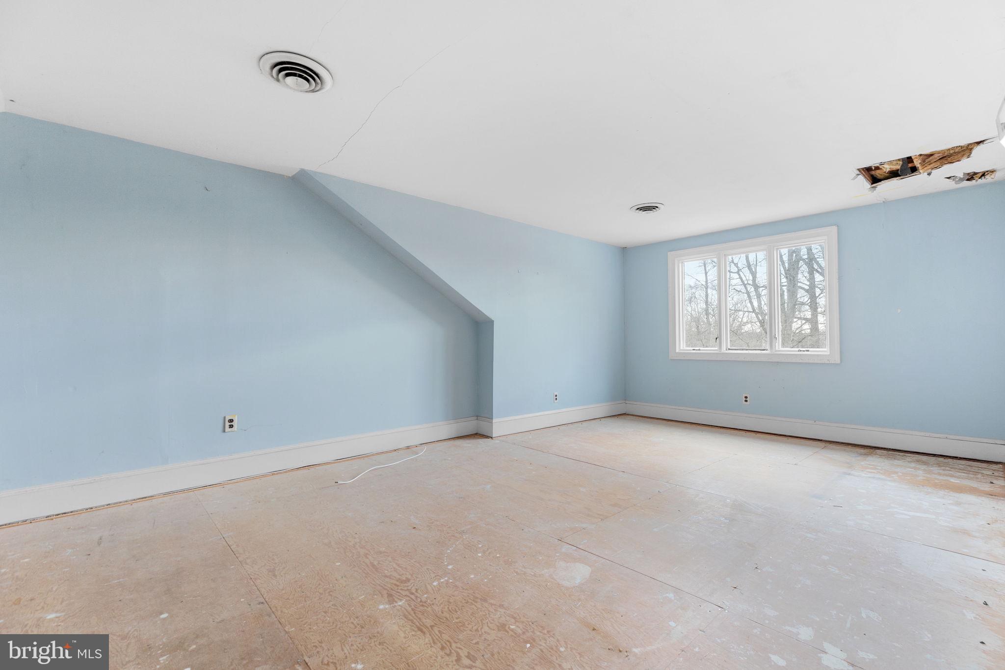 9 Walnut Ridge Road Wilmington, DE 19807 - Photo 29 of 48 a view of an empty room with a window