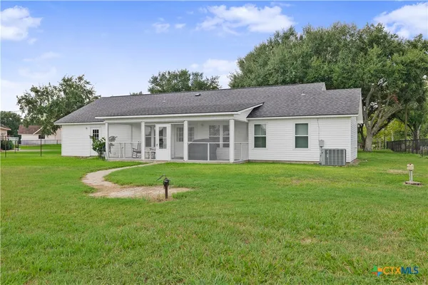 $339,000 | 83 Lakeoak, Victoria, TX 77905