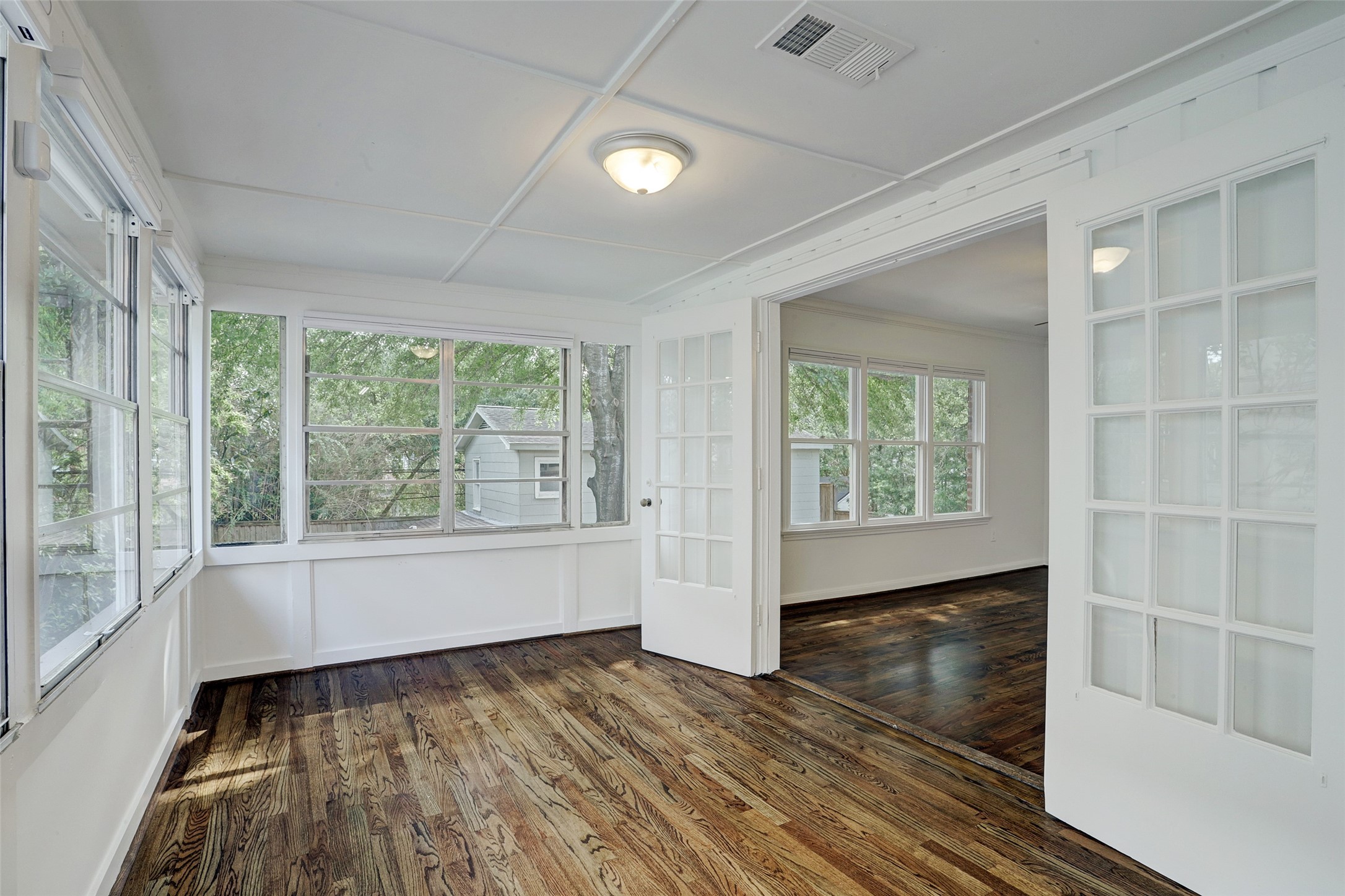2011 South Boulevard Houston, TX 77098 - Photo 15 of 24 a view of an empty room with a window