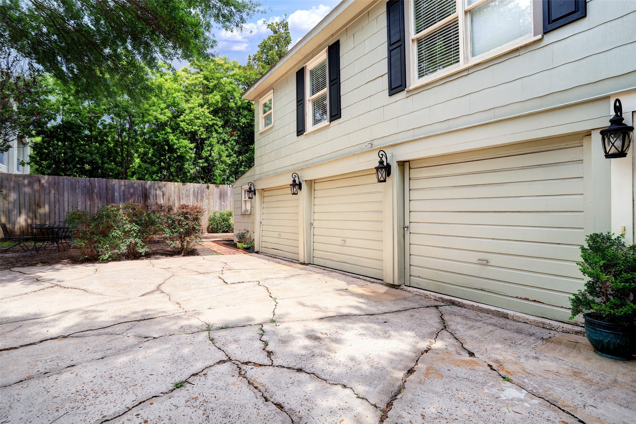 2011 South Boulevard Houston, TX 77098 - Photo 23 of 24 a backyard of a house with plants and trees