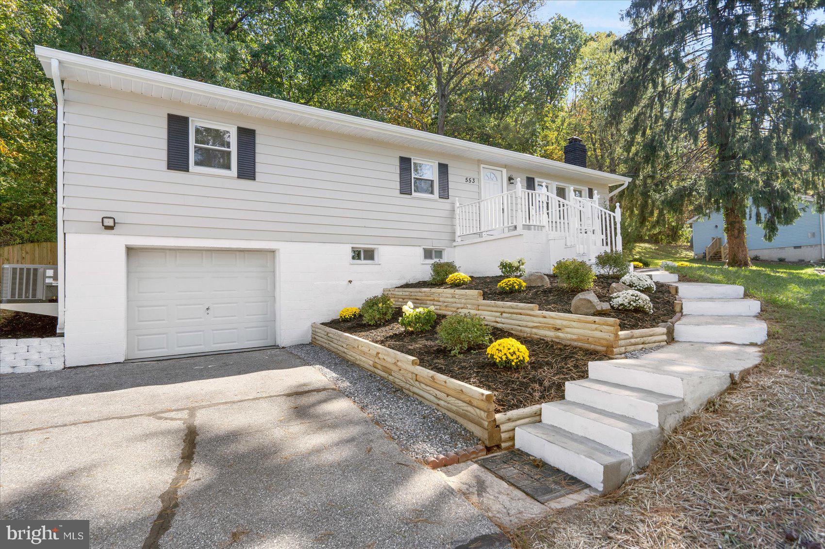 553 Ridge Road Westminster, MD 21157 - Photo 4 of 39 Front Garage