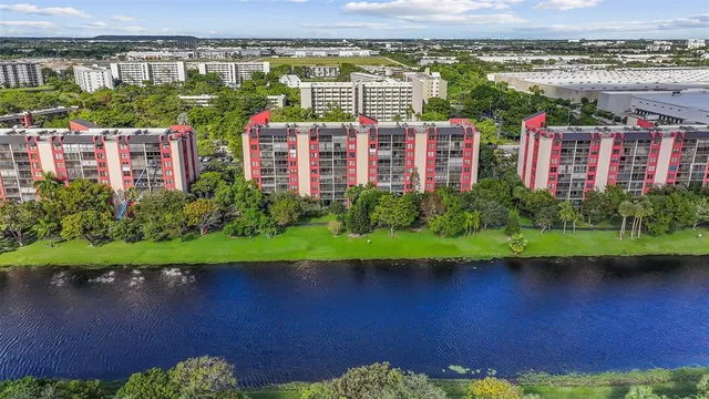 $299,999 | 2202 South Cypress Bend Drive, Unit 606, Pompano Beach, FL 33069