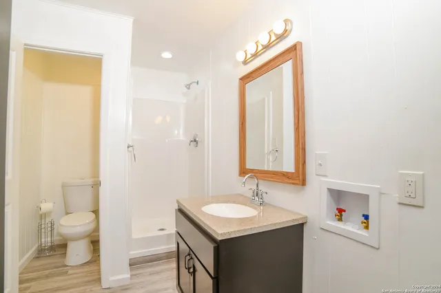 $850 | 215 Greenlawn Avenue, Unit B, Pleasanton, TX 78064