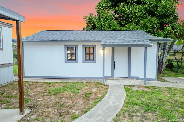 $850 | 215 Greenlawn Avenue, Unit B, Pleasanton, TX 78064