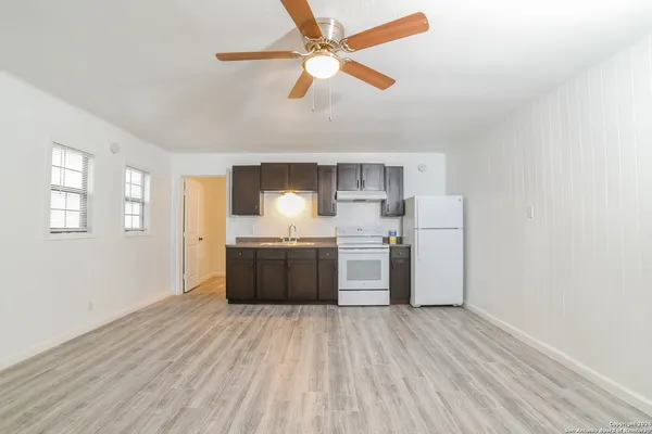 $850 | 215 Greenlawn Avenue, Unit B, Pleasanton, TX 78064