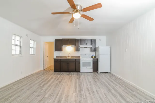 $850 | 215 Greenlawn Avenue, Unit B, Pleasanton, TX 78064