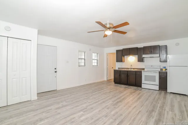 $850 | 215 Greenlawn Avenue, Unit B, Pleasanton, TX 78064