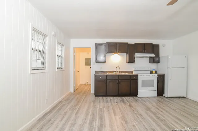 $850 | 215 Greenlawn Avenue, Unit B, Pleasanton, TX 78064