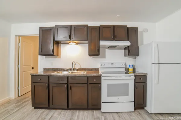 $850 | 215 Greenlawn Avenue, Unit B, Pleasanton, TX 78064