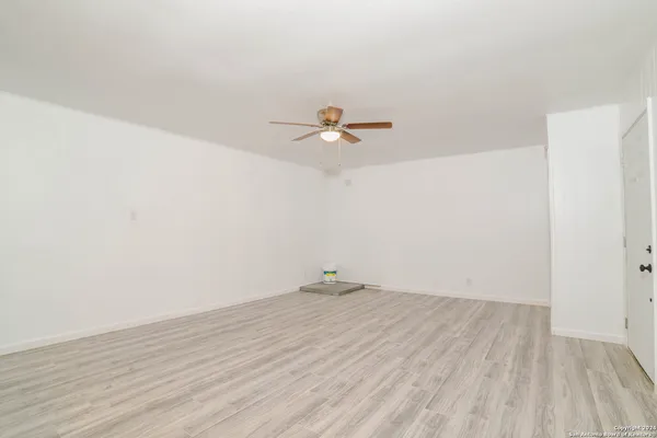 $850 | 215 Greenlawn Avenue, Unit B, Pleasanton, TX 78064