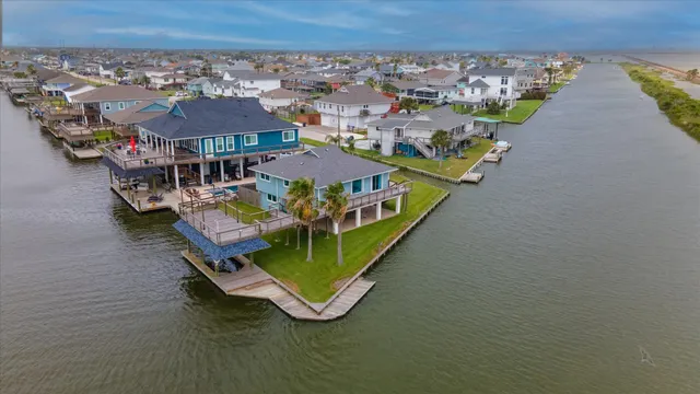 $675,000 | 354 Ling Street, Bayou Vista, TX 77563