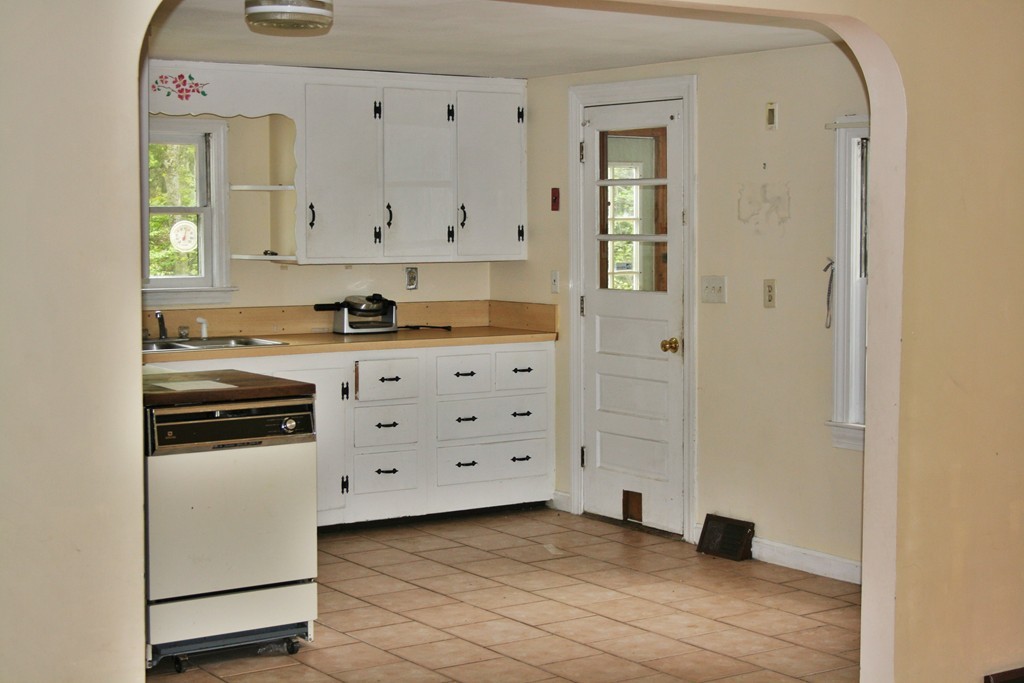 362 Mirick Road Princeton, MA 01541 - Photo 8 of 13 a kitchen with granite countertop a stove and a refrigerator