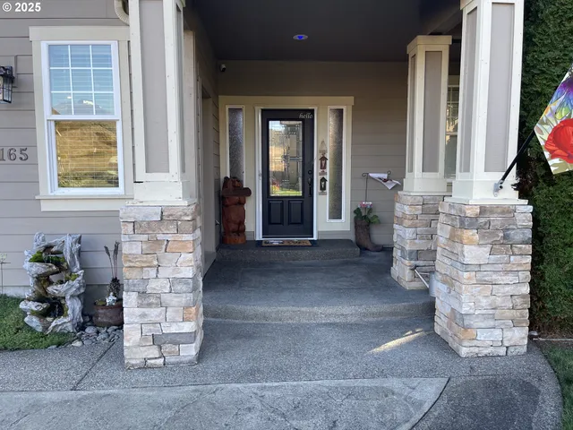 a view of outdoor space yard and porch
