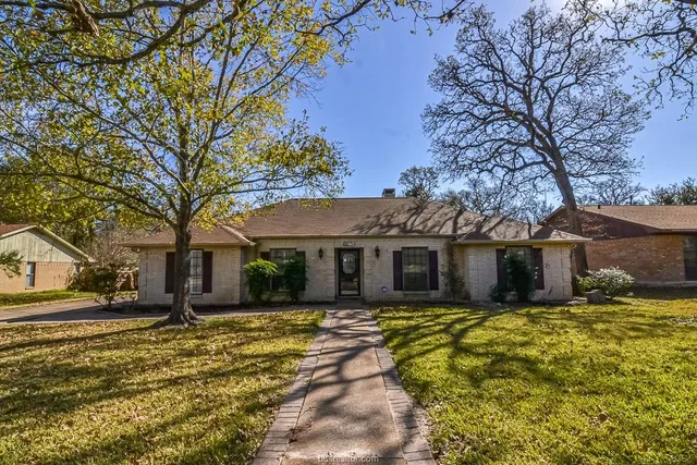 $2,400 | 2704 Woodcliff Court, College Station, TX 77845