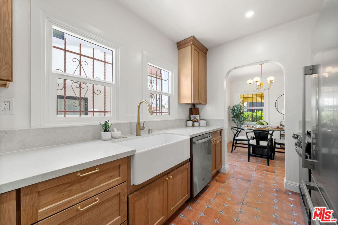 2935 Redondo Boulevard Los Angeles, CA 90016 - Photo 6 of 10