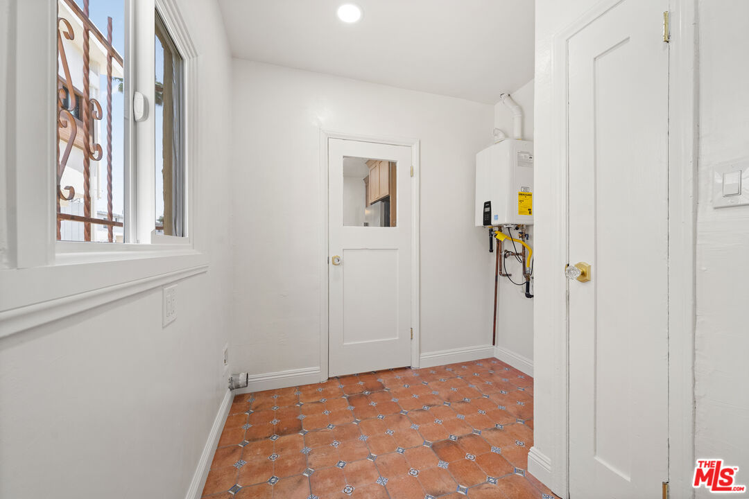 2935 Redondo Boulevard Los Angeles, CA 90016 - Photo 9 of 10