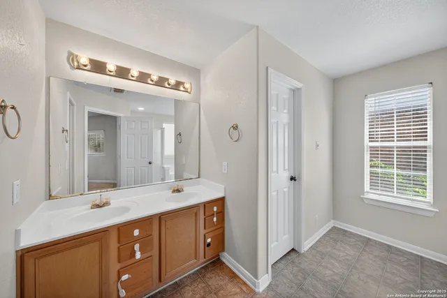 $2,600 | 25119 Royal Land, San Antonio, TX 78257