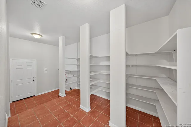 $2,600 | 25119 Royal Land, San Antonio, TX 78257