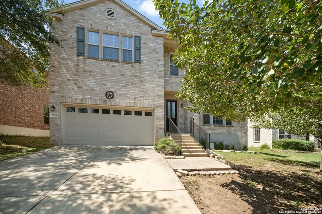 $2,600 | 25119 Royal Land, San Antonio, TX 78257