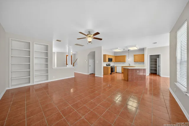 $2,600 | 25119 Royal Land, San Antonio, TX 78257