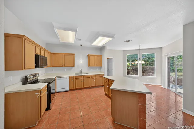 $2,600 | 25119 Royal Land, San Antonio, TX 78257
