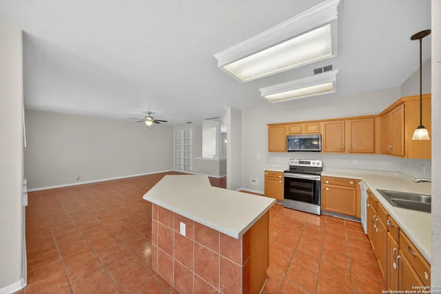 $2,600 | 25119 Royal Land, San Antonio, TX 78257