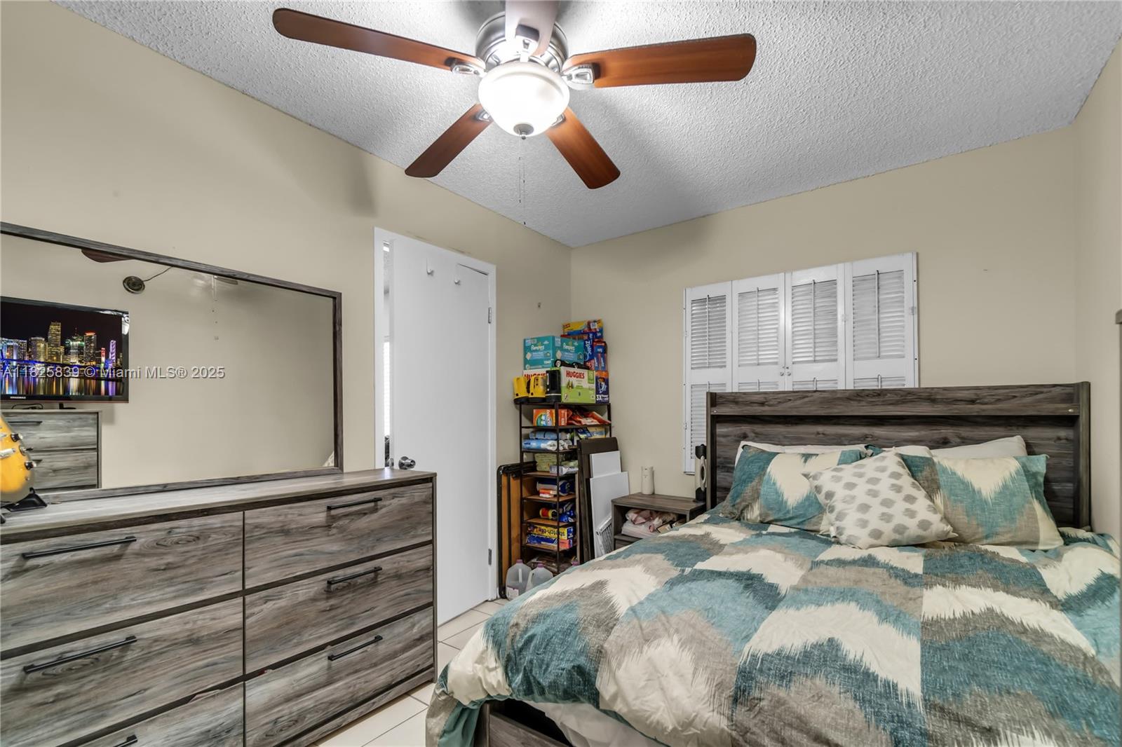 8400 Southwest 133rd Avenue Road, Unit 212 Miami, FL 33183 - Photo 19 of 32 a bedroom with a bed and painting on the wall