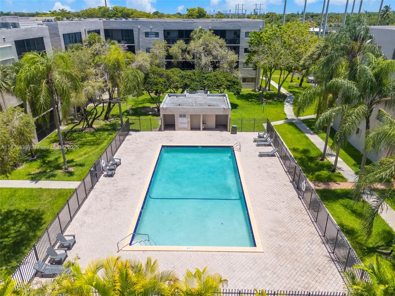 8400 Southwest 133rd Avenue Road, Unit 212 Miami, FL 33183 - Photo 30 of 32 a view of yard